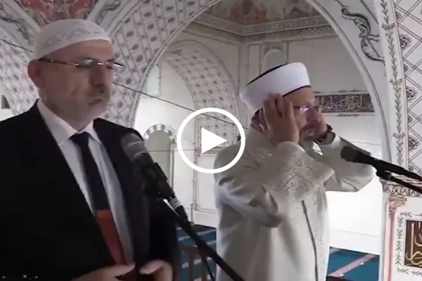 رئيس الشؤون الدينية التركي يرفع أذاناً ثنائياً مع قارئ تركي شهير + فيديو