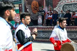 آیین بدرقه کاروان اربعینی امداد و درمان هلال احمر به مناطق مرزی در ایران و کشور عراق