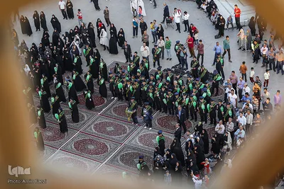 اهتزاز پرچم عزا بر فراز گنبد فيروزه‌اي آستان شاهچراغ(ع)
