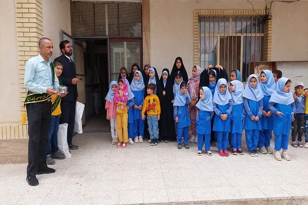 اهدای هزار جلد کتاب داستان به کودکان ٨ روستای قم