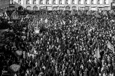 تجمع سوگواران امام خامنه‌ای در میدان امام اصفهان