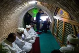 عکس | غبارروبی مضجع آستان امام‌زاده غیاث‌الدین سیدمحمد(ع) مشهد