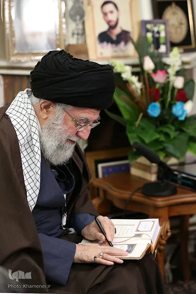 حضور مقام معظم رهبری در منزل شهید محمدحسین حدادیان
