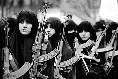 رژه بانوان بسیجی داوطلب اعزام به جبهه های حق علیه باطل