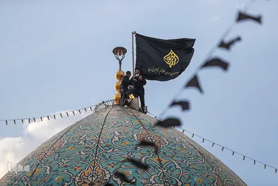 مراسم تعویض پرچم گنبد حرم حضرت شاهچراغ (ع)