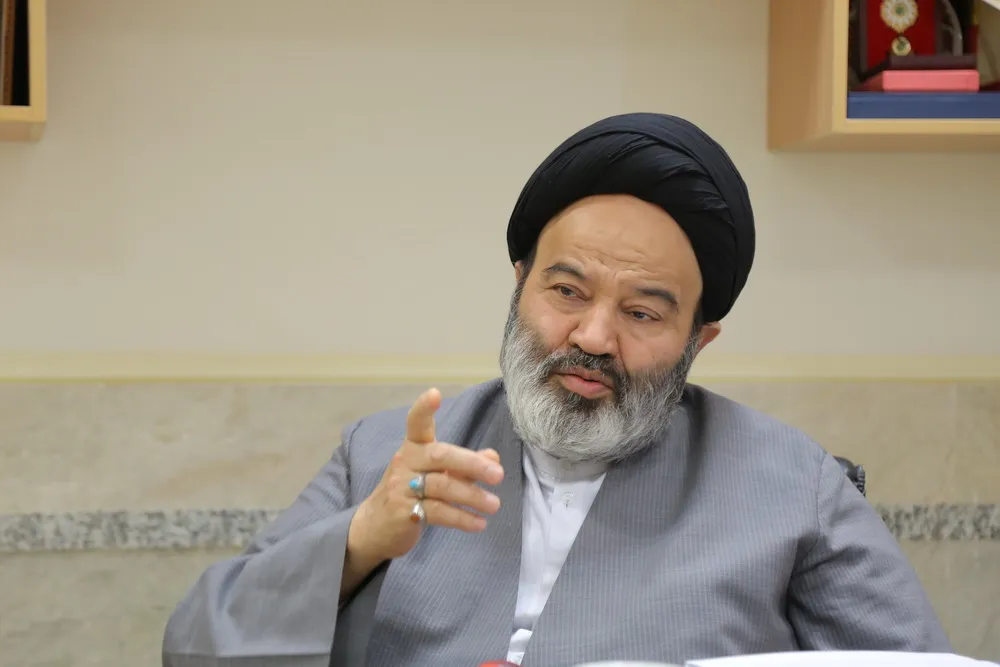زبان آموزی در حوزه باید اجباری شود / ارتباط بین رم و قم یکی از ضروریات جهان معاصر است