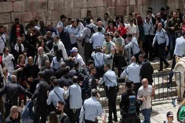 Fuerzas israelíes atacan a fieles cristianos palestinos en Al-Quds