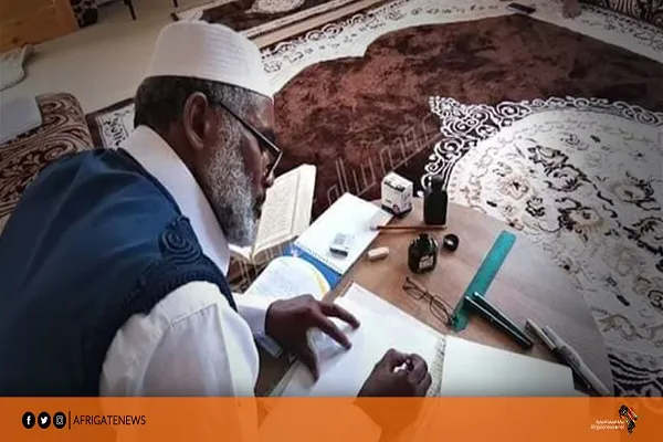 بالصور..شيخ ليبي يكمل كتابة ونسخ القرآن