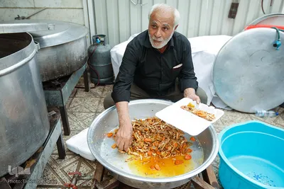 پخت و توزیع غذای نذری در روز اربعین حسینی
