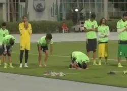 Les footballeurs irakiens font la prière au cours d'un exercice+vidéo