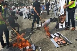 Demonstranten zeigen ihre Unterstützung für Propheten Muhammad (saw)