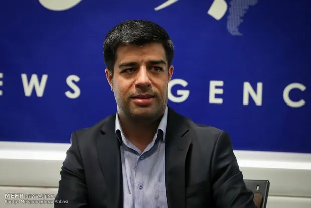 ملت ایران زیر بار خاطره تاریخ کمر خم کرده است