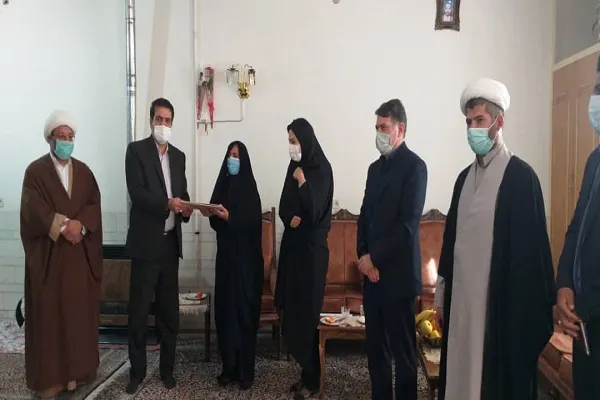 مادر شهیده مدافع سلامت سیرجان تجلیل شد