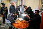 طبخ و توزیع نذورات حرم شاهچراغ(ع) در میان مناطق زلزله‌زده خان‌زنیان شیراز