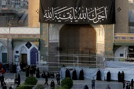 مراسم برافراشته شدن پرچم عزای حسینی بر گنبد آستان مقدس حضرت عبدالعظیم حسنی(ع) در شهر ری