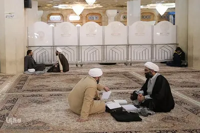مباحثه طلاب و دانشجویان در حرم حضرت معصومه