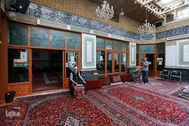 مسجد ملک آباد به علت واقع شدن در فضای بازار همه روزه تا ساعاتی بعد از اقامه نماز جماعت ظهر و عصر باز می باشد تا  رهگذران نیز بتوانند نمازشان را در مسجد بخوانند