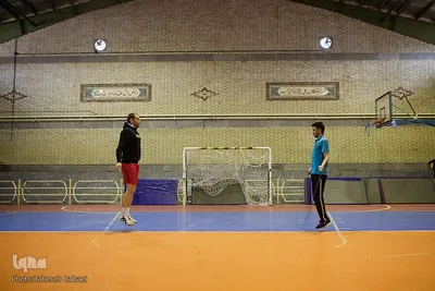 فرهاد بیشتر با دوستانش به ورزش می‌پردازد. اگرچه در این ایام کرونایی همه‌جا تعطیل شده است.
