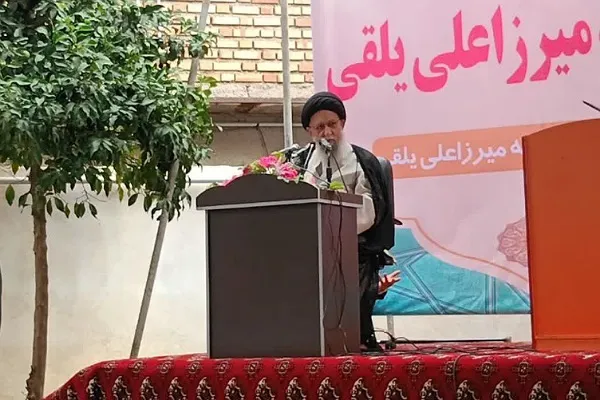 تبلیغ دین منطبق با مسائل روز از وظایف طلاب علوم دینی است