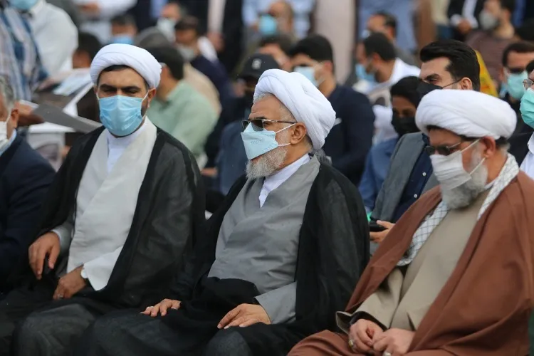 اهل بصیرت در مکتب قرآن پرچم‌داران عزت جامعه هستند