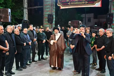 حضور امام جمعه ماکو در جمع عزاداران و اهدای چفیه به آنها‎