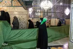 خدام بخش انتظامات حریم رضوی در سه شیفت صبح، عصر و شب به  زائران بارگاه منور رضوی ارائه خدمت می کنند. 