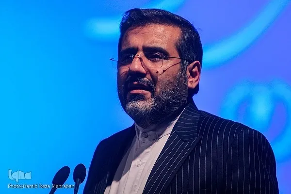تلاش دشمن برای تقلیل حجاب از مسئله‌ای هویتی به سیاسی