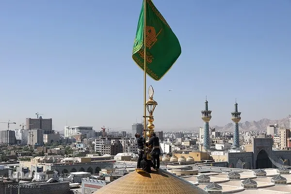 İmam Rıza (a.s) Türbesi'ndeki bayrak değişiminden görüntüler