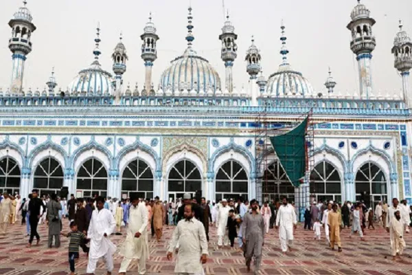 تلاش پلیس پاکستان برای متقاعد کردن مردم به اقامه نماز در منزل