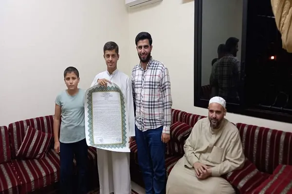 لبنان: تكريم طالب يختم القرآن كاملاً برواية 