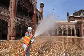 یک نفر در "پیشاور" پاکستان و برای اولین روز ماه رمضان مسجد را برای مهار ویروس کرونا ضد عفونی می‌کند