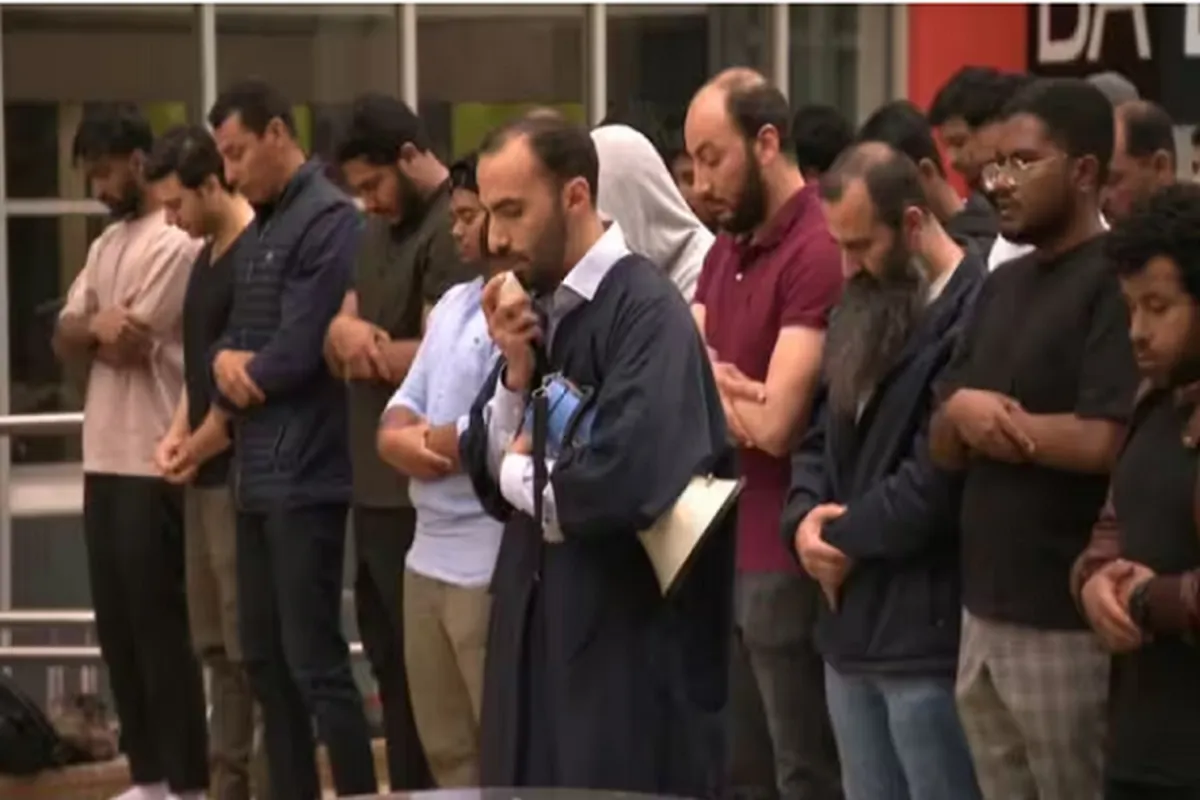 Muslim Students Continue Protest against Australian University’s Prayer Room Closure