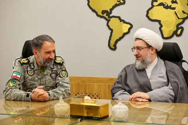 دیدار فرماندهان قرارگاه منطقه‌ای شمال‌غرب نیروی زمینی ارتش با امام جمعه تبریز