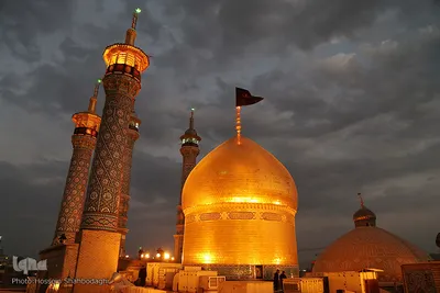 ⁨تعویض پرچم گنبد بارگاه حضرت معصومه(س)