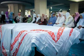 اهدای روسری به بانوان محجبه در مسجد مرکزی بیشکک