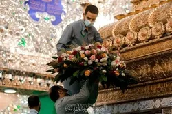 Heiliger Schrein Imam Alis zum Ghadir-Fest mit Blumen geschmückt+ Bilder