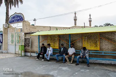 مسجد بزرگ محله، آخرین ایستگاه و پاتوق اصلی این فرشته‌های زمینی است. آنها هر روز با پسرخاله‌شان، نبی، که او هم معلول ذهنی است منتظر باز شدن مسجد می‌نشینند.