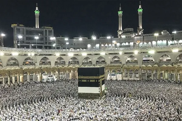Kabe'de 7 ay sonra yeniden cemaatle namaz kılındı