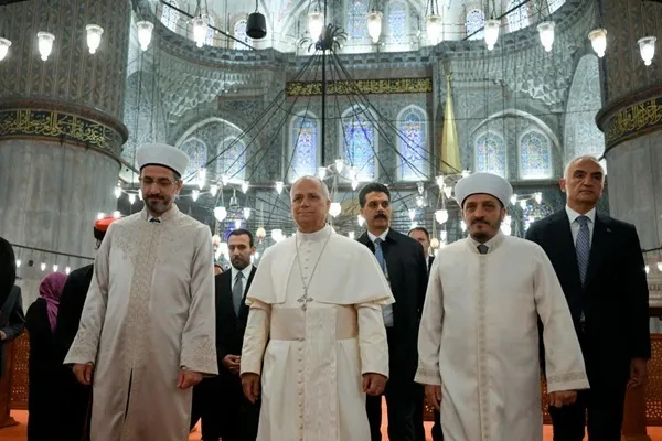 Le Pape Léon XIV en visite à la Mosquée Bleue d'Istanbul