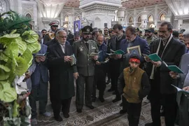 مراسم نثار تاج گل و تجدید بیعت جامعه قرآنی با آرمان‌های امام خمینی(ره) و مقام معظم رهبری