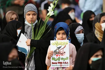 رونمایی از تقریظ رهبری بر کتاب «حوض خون» در اندیمشک