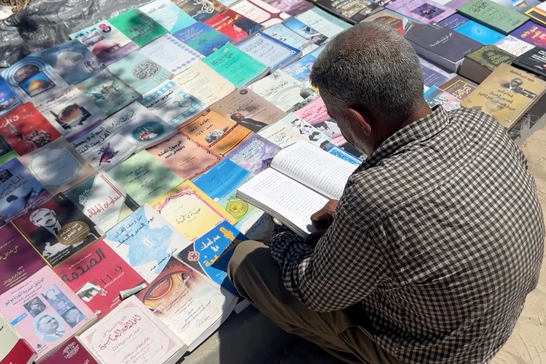 Gazzeli sahaf, evinin enkazından çıkardığı kitaplarla kütüphanesini yeniden oluşturdu Gazzeli sahaf, evinin enkazından çıkardığı kitaplarla kütüphanesini yeniden oluşturdu
