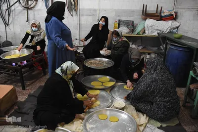 پخت و توزیع نان محلی در سمنان