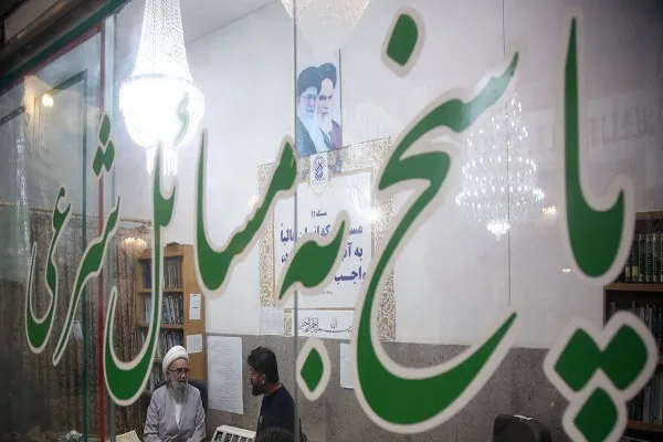 پاسخگویی ۵۱ کارشناس به مسائل شرعی و اعتقادی زائران در حرم بانوی کرامت