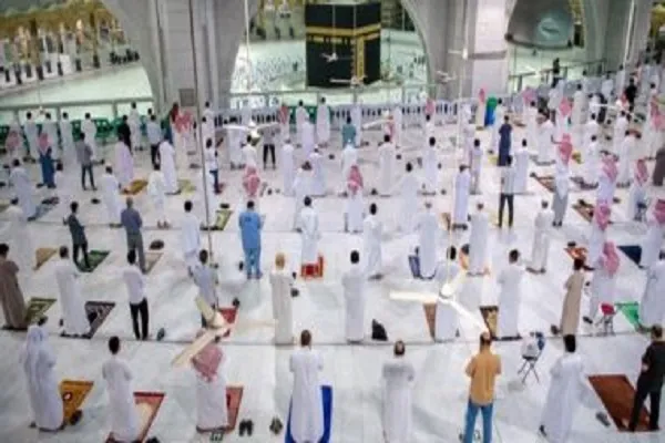 توزیع چتر و سجاده در میان زائران بیت‌الله الحرام + عکس