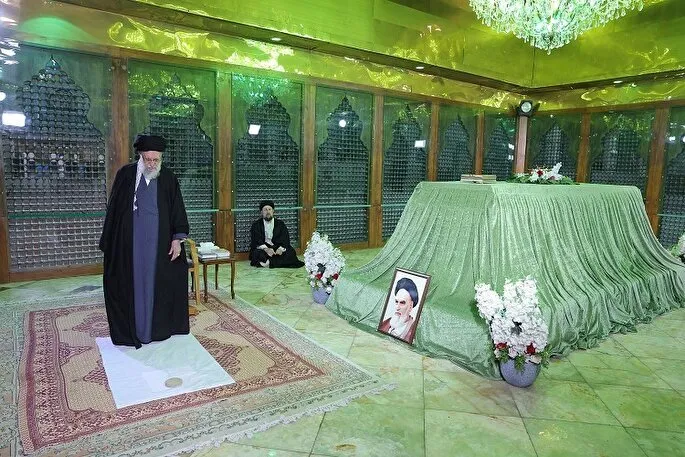 د اسلامی انقلاب معظم لارښود د حضرت امام خمینی په سپيڅلی حرم کې