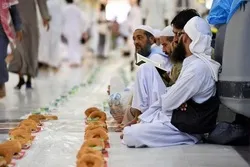 Ang Moske ng Propeta ay Payagan ang mga Kainan ng Iftar Pagkatapos ng Dalawang mga Taon
