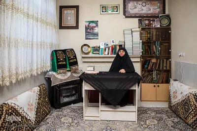 رقیه روحی، مسئول ٰهیئت بیت الزینب(س) است که ۳۵ سال سابقه فعالیت در زمینه‌های فرهنگی و مذهبی دارد. این هیئت که از سال ۷۲ مجوز داد، طرفداران زیادی دارد، اما خانم روحی به خاطر فاصله اجتماعی، عزاداران را در گروه‌های ده نفره به زینبیه‌اش دعوت می‌کند.
 رقیه روحی می‌گوید متأسفانه دراین روزهای کرونایی با تعداد کم درفضای باز بافاصله اجتماعی و ماسک برنامه‌های عزداری را برقرار کردیم