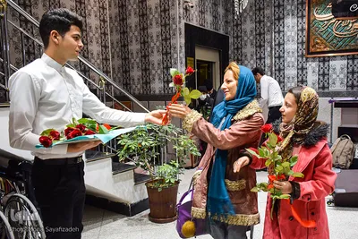 کارکنان هتل کودکان مبتلا به سرطان و خانواده هایشان را بدرقه می کنند