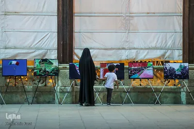 برپایی نمایشگاه عکس به مناسبت هفته دفاع مقدس در حرم مطهر شاهچراغ(ع)
